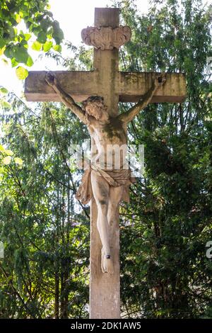 Deutschland, Borken, Naturpark hohe Mark Westmünsterland, Münsterland, Westfalen, Nordrhein-Westfalen, Wegkreuz, Steinkreuz, Kruzifix am ehemaligen Lindenhof in der Raesfelder Straße, Jesus Christus am Kreuz Stockfoto