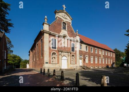 Deutschland, Borken, Borken-Gemen, Naturpark hohe Mark Westmünsterland, Münsterland, Westfalen, Nordrhein-Westfalen, Freiheitsgemen, ehemaliges Franziskanerkloster und ehemalige Franziskanerkirche, katholische Pfarrkirche der Unbefleckten Empfängnis Mariens, Marienkirche, Klosterkirche, Backsteinbau, Barock Stockfoto