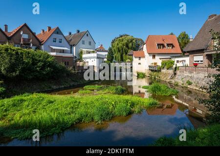 Deutschland, Borken, Borken-Gemen, Naturpark hohe Mark Westmünsterland, Münsterland, Westfalen, Nordrhein-Westfalen, Schlossmühle (rechts) und Bürgerhaeuser am Ufer der Bocholter AA in der Freiheit Gemen, Wassermühle Stockfoto