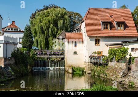 Deutschland, Borken, Borken-Gemen, Naturpark hohe Mark Westmünsterland, Münsterland, Westfalen, Nordrhein-Westfalen, Schlossmühle und Bürgerhaeuser am Ufer der Bocholter AA in der Freiheit Gemen, Wassermühle Stockfoto