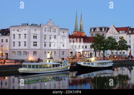 City Trave mit Altstadt und Türmen des Doms im Abendlicht, Lübeck, UNESCO Weltkulturerbe, Schleswig-Holstein, Deutschland Stockfoto