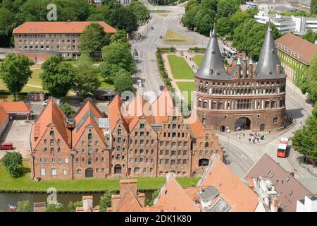 Blick auf die Altstadt mit dem Holstentor und dem historischen Salzhaus in Lübeck, UNESCO Weltkulturerbe, Lübeck, Schleswig-Holstein, Deutschland Stockfoto