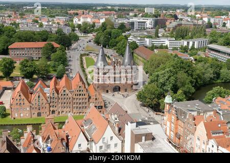 Blick auf die Altstadt mit dem Holstentor und dem historischen Salzhaus in Lübeck, UNESCO Weltkulturerbe, Lübeck, Schleswig-Holstein, Deutschland Stockfoto