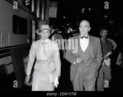 ***DATEI FOTO** Ann Reinking ist am 71 gestorben. Ann Reinking und Albert Finney während der Dreharbeiten von "Annie" vor Ort in der Radio City Music Hall am 1. Mai 1982 in New York City. Quelle: Walter McBride/MediaPunch Stockfoto