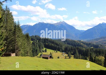 Deutschland, Bayern, Werdenfels, bei Elmauer Alm, Wald, Herbst Oberbayern, Scheune, Wiese, Bergwiese, Waldrand, Mischwald, Bäume, Laubbäume, herbstlich, Herbstblätter, Herbstfarben Stockfoto