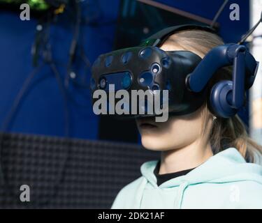 Junge Teenager-Mädchen trägt Virtual Reality Brille. VR-Headset. Futuristisches Gadget-Konzept Stockfoto