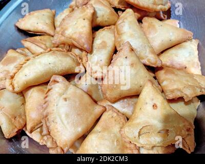 Samosa oder Samosas (samsa) Street Food, punjabi Samosa oder Coxinha, Croquete und andere gebratene brasilianische Snacks. - Bild Stockfoto