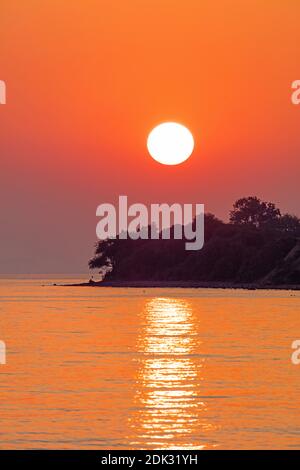 Deutschland, Schleswig-Holstein, Niendorf, Sonnenaufgang über dem Brodtener Steilufer, Stockfoto