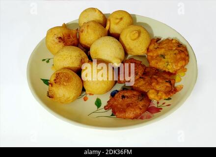 Indische Lieblings-Straße gebratene Nahrung pakora auch bekannt als Pakoda, Bhajiya, Bhajia, Methi Gota, Kanda Bhaji, Pyaz Pakoda, gebratene Chilis, Zwiebel Wada, Pota Stockfoto