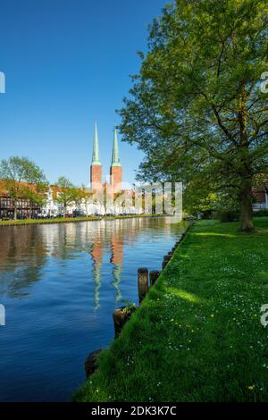 Deutschland, Schleswig-Holstein, Hansestadt Lübeck, Blick über die Trave zum Dom Stockfoto
