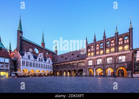 Deutschland, Schleswig-Holstein, Hansestadt Lübeck, das historische Rathaus auf dem Markt im Abendlicht, Stockfoto