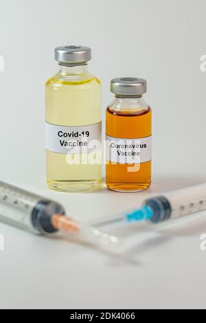 Vertikale Foto von Coronavirus-Impfstoffflaschen und Spritze Injektion . Hochwertige Fotos Stockfoto