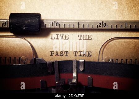 Lebe die vergangene Zeit Phrase geschrieben mit einer Schreibmaschine. Stockfoto