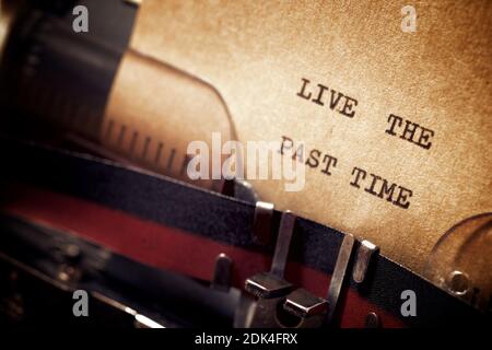 Lebe die vergangene Zeit Phrase geschrieben mit einer Schreibmaschine. Stockfoto