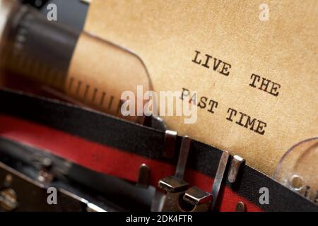 Lebe die vergangene Zeit Phrase geschrieben mit einer Schreibmaschine. Stockfoto