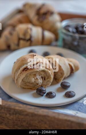 Hausgemachte Croissants mit Schokolade auf einem Teller Stockfoto