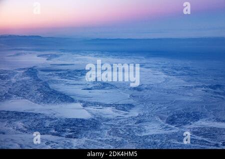 Luftaufnahme des verschneiten Tian Shan (was den Himmlischen Berg bedeutet) bei Sonnenuntergang in der Autonomen Region Xinjiang Uygur im Nordwesten Chinas, 12. Dezember 2020 Stockfoto