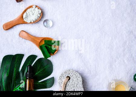 Beauty- und Modekonzept mit Spa-Set und Palmenblättern. Bio Kräuter grün kosmetische Anordnung. Frame-Kopierbereich. Trendige Selbstpflegeprodukte. Organisch c Stockfoto