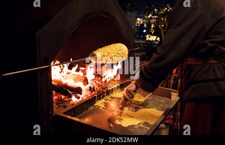 Moskau, Russland, Chakotis ist ein traditioneller litauischer, polnischer und weißrussischer Kuchen in ungewöhnlicher Form aus Eierteig, der auf offenem Feuer gebacken wird. Stockfoto