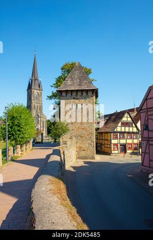 Deutschland, Niedersachsen, Stadt Rinteln, Wehrturm mit Stadtmauer Stockfoto