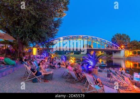 Deutschland, Niedersachsen, Stadt Rinteln, Blick über die Strandbar an der Weser - auf die Weserbrücke - das Wahrzeichen der Stadt Stockfoto