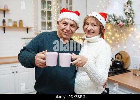 Glückliches reifes Paar mit Frühstück auf Weihnachten Küche zu Hause Stockfoto