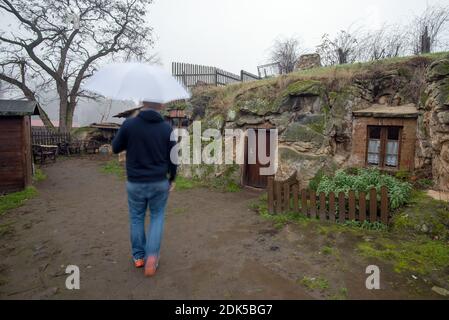 13. Dezember 2020, Sachsen-Anhalt, Langenstein: In Langenstein im Harz wartet man förmlich darauf, dass eine Hobbit-Pfeife um die Ecke raucht. In der kleinen Stadt bei Halberstadt gibt es noch ein Dutzend gut erhaltene Höhlenwohnungen, die an die Aue der beiden Bestseller "der Herr der Ringe" und "der Hobbit" des Schriftstellers J.R.R. erinnern Tolkien. Die Behausungen wurden von Bauernfamilien ab 1855 mit Hammer und Meißel in mehrere Sandsteinfelsen gehauen. Heute kümmert sich ein Verein um die Erhaltung der Höhlenwohnungen. Foto: Stephan Sc Stockfoto