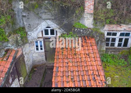 13. Dezember 2020, Sachsen-Anhalt, Langenstein: Blick auf eine Höhlenwohnung in Langenstein. In diesem Dorf im Harz warten Sie auf eine Hobbit-Pfeife, die um die Ecke kommt. Hier gibt es noch ein Dutzend gut erhaltene Höhlenwohnungen, die an die Aue der Bestseller 'der Herr der Ringe' und 'der Hobbit' des Schriftstellers J.R.R. erinnern Tolkien. Die Wohnungen wurden von Bauernfamilien ab 1855 mit Hammer und Meißel in Sandsteinfelsen gehauen. Heute kümmert sich ein Verein um die Erhaltung der Höhlenwohnungen. (Aufnahme mit Drohne) Foto: Stephan Stockfoto