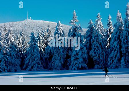 Deutschland, Niedersachsen, Harz, Winterlandschaft im Oberharz bei Torfhaus, Blick auf den Brocken, Stockfoto