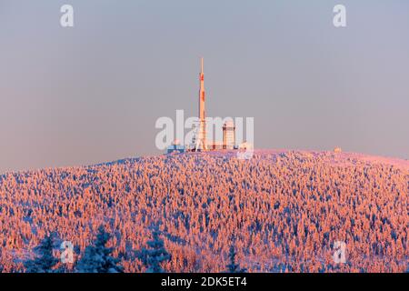 Germany, Lower Saxony, Harz, peat house in the Upper Harz, view of the wintry Brocken, Stockfoto