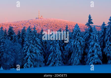 Germany, Lower Saxony, Harz, peat house in the Upper Harz, view of the wintry Brocken, Stockfoto