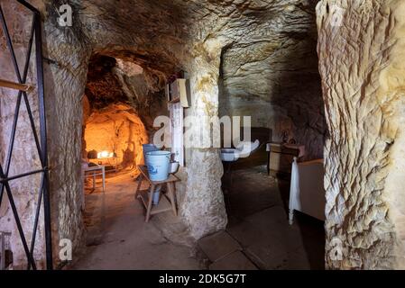 13. Dezember 2020, Sachsen-Anhalt, Langenstein: Links die Küche, rechts das Schlafzimmer. In den Höhlenwohnungen von Langenstein war nicht viel Platz. Im Harzer Dorf warten Sie auf eine Hobbit-Pfeife, die um die Ecke kommt. In dem kleinen Dorf bei Halberstadt gibt es noch ein Dutzend gut erhaltene Höhlenwohnungen, die an die Aue der beiden Bestseller "der Herr der Ringe" und "der Hobbit" des Schriftstellers J.R.R. erinnern Tolkien. Die Behausungen wurden von Bauernfamilien ab 1855 mit Hammer und Meißel in mehrere Sandsteinfelsen gehauen. Heute nimmt ein Verein Stockfoto