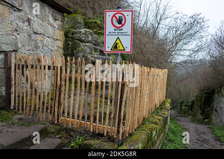 Langenstein, Germany. 13th Dec, 2020. In front of a cave dwelling there is a sign with the inscription: 'Stop. Closed from here! Falling sandstones.' Credit: Stephan Schulz/dpa-Zentralbild/ZB/dpa/Alamy Live News Stock Photo