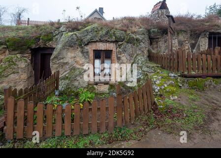 13. Dezember 2020, Sachsen-Anhalt, Langenstein: In Langenstein im Harz wartet man förmlich darauf, dass eine Hobbit-Pfeife um die Ecke raucht. In der kleinen Stadt bei Halberstadt gibt es noch ein Dutzend gut erhaltene Höhlenwohnungen, die an die Aue der beiden Bestseller "der Herr der Ringe" und "der Hobbit" des Schriftstellers J.R.R. erinnern Tolkien. Die Behausungen wurden von Bauernfamilien ab 1855 mit Hammer und Meißel in mehrere Sandsteinfelsen gehauen. Heute kümmert sich ein Verein um die Erhaltung der Höhlenwohnungen. Foto: Stephan Sc Stockfoto