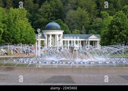 Juli 13 2020 Marianske Lazne/Marienbad / Tschechische Republik: Der Pavillon der Karolina-Quelle im berühmten Kurort Stockfoto