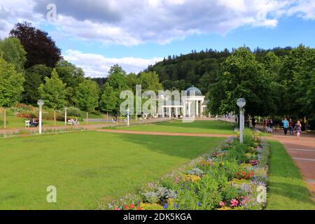 Juli 13 2020 Marianske Lazne/Marienbad / Tschechische Republik: Der Pavillon der Karolina-Quelle im berühmten Kurort Stockfoto