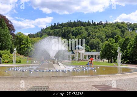 Juli 13 2020 Marianske Lazne/Marienbad / Tschechische Republik: Der Pavillon der Karolina-Quelle im berühmten Kurort Stockfoto