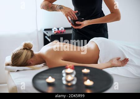 Entspannte hübsche Dame, die ein tolles Spa-Wochenende in der Schönheit verbringt Zentrieren Stockfoto