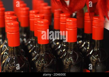 Glas schöne Flaschen mit Rotwein. Stockfoto