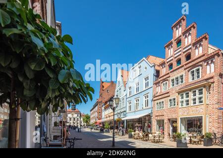 Deutschland, Niedersachsen, Lüneburger Heide, Hansestadt Lüneburg. Straße: An der Brodbänken mit dem Rathaus. Stockfoto