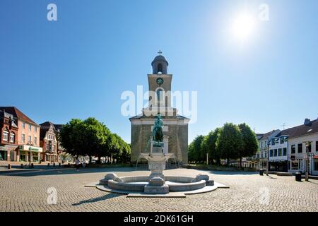 Deutschland, Schleswig-Holstein, Nordseeküste. Nordfriesland, Stadt Husum. Auf dem Markt. Marienkirche mit Marktbrunnen. Stockfoto