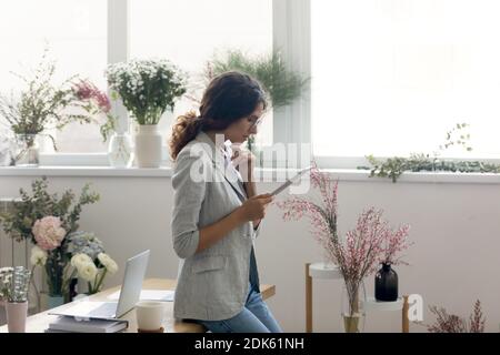 Nachdenklich junge Dame Designer auf Gadget Bildschirm Planungsarbeit suchen Stockfoto