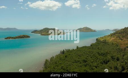 Luftbild kleine Insel Gruppe in der Provinz Palawan. Busuanga, Philippinen. Marine, Inseln bedeckt mit Wald, Meer mit blauem Wasser. tropische Landschaft, Reise Konzept Stockfoto