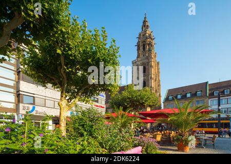 Deutschland, Baden-Württemberg, Stadt Heilbronn. Marktplatz mit Blick auf die Kilian's Church Stockfoto