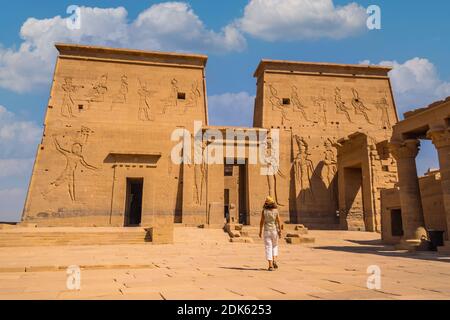 Ein junger Tourist, der den Tempel von Philae besucht, eine griechisch-römische Konstruktion vom Nil aus gesehen, Göttin der Liebe. Assuan. Ägyptisch Stockfoto