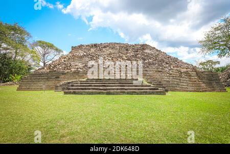 TOLEDO DISTRICT, BELIZE - Jun 10, 2019: Lubaantun Maya archäologischen Steinruinen im südlichen Belize bleiben erhalten und für die Öffentlichkeit sichtbar. Stockfoto