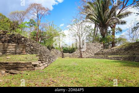 TOLEDO DISTRICT, BELIZE - Jun 10, 2019: Ein Innenhof umgeben von Strukturruinen in Lubaantun Mayan Archaeological Site im Süden von Belize. Stockfoto