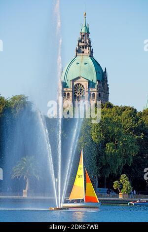 Niedersachsen, Landeshauptstadt Hannover, Maschseeufer. Blick über den Maschsee zum neuen Rathaus Stockfoto