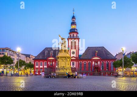 Deutschland, Baden-Württemberg, Stadt Mannheim. Seckenheimer Kirche und altes Rathaus, Rathausplatz mit Marktplatz-Brunnen Stockfoto