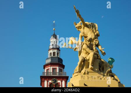 Deutschland, Baden-Württemberg, Stadt Mannheim. Seckenheimer Kirche und altes Rathaus, Rathausplatz mit Marktplatz-Brunnen Stockfoto